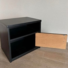黒いベッドサイドテーブル（テレビ台） おまけ付の画像