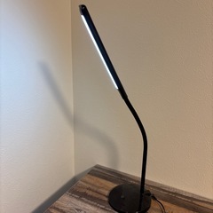 マナベ家具　✨学習・テレワークにおすすめ✨ 幅120cmデスク（きれいめ中古・ライト付き）の画像