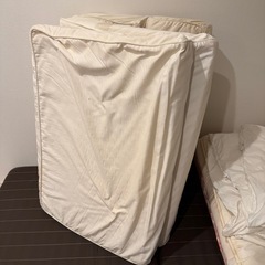 ベッド(布団はなし)の画像