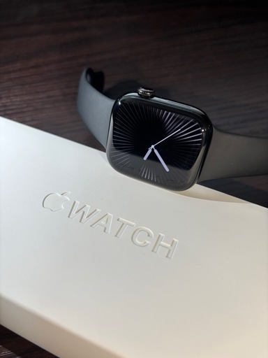 Apple Watch Series 10（GPSモデル）- 42mmジェットブラックアルミニウムケースとブラックスポーツバンド - M/L