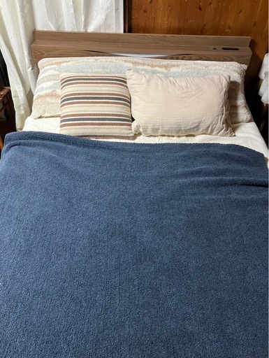 ダブルベッドフレームとマットレス