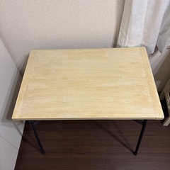 ひぐらし古具店のカフェテーブルの画像