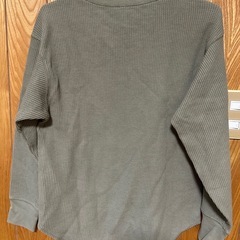 オリーブグリーン 長袖 Tシャツの画像