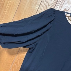 ブラック バルーン袖 トップスの画像