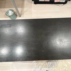 イトーキ製の事務机（パソコンデスク）の画像