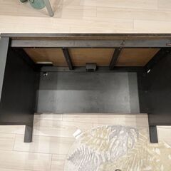 イトーキ製の事務机（パソコンデスク）の画像