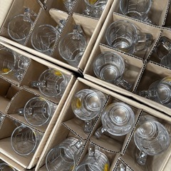 半分以上新品ジョッキ、グラス、酒瓶、の画像