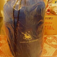 【1回部屋で使用】gazelle outdoors® 冬用 寝袋  ✨キャンプ・防災用におすすめ✨  🌿 【商品について】 ブランド：gazelle outdoors® 表面素材：190Tナイロン100%（防水） 中綿：中空綿 快適外気温度：15〜25℃ サイズ：200×80cm（連結可能タイプ）  🌿 【状態】 ① 未使用品 → 4,000円 ② 1回使用のみ（親戚宿泊で使用） → 3,500円 → それぞれ別で出品しております。の画像