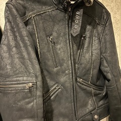 【美品】メンズ ブラックジャケット 2点セット（ベロア／ボア付きライダース風）の画像