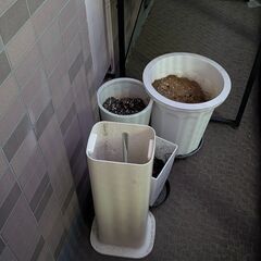 植木鉢、プランタースタンド、ゴミ箱、古いスーツケースを譲るの画像