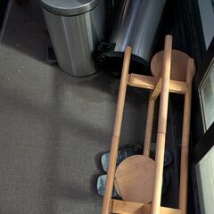 植木鉢、プランタースタンド、ゴミ箱、古いスーツケースを譲るの画像