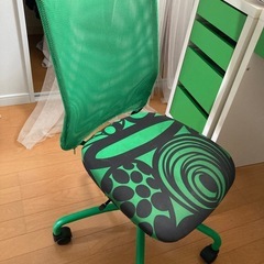 IKEA 机と椅子の画像