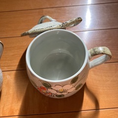 蓋つきカップ2つの画像