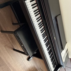 【お取引中】電子ピアノとイスの画像