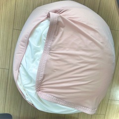 無印良品の身体にフィットするビーズクッション　人気の癒やされる落ち着いたピンク色の画像