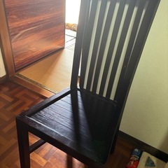 レトロなテーブルとイスの画像