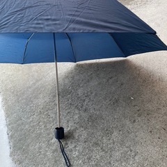 ネイビー折り畳み傘の画像