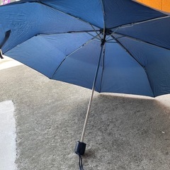 ネイビー折り畳み傘の画像