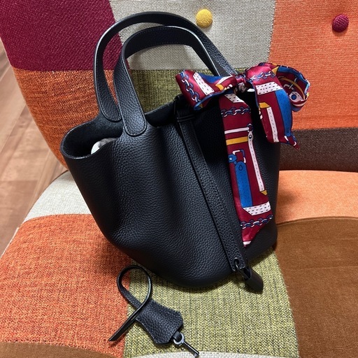 キューブバッグ　バケツバッグ　ブラック　本革　牛革