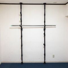 突っ張りハンガーポール2本セット 自在フック12個付き 高さ調節可能230～280cm 帽子・カバン・洋服掛け ブラウンポールハンガーの画像