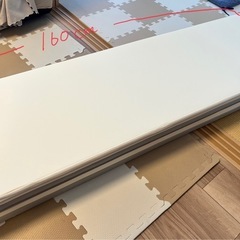 ベビーサークルとクッションマットの画像