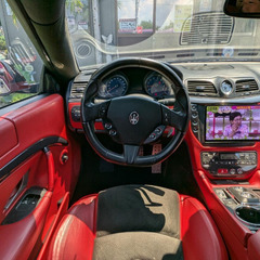 ローンは毎月44,200円～　マセラティ　グラントゥーリズモ　スポーツ　ＭＣシフト　クライスジーク可変マフラー　ストレートＸパイプ　クリスタルレインボーフィルム　ストラーダ１０インチナビゲーション　地デジＴＶ　バックカメラ　Ｂｌｕｅｔｏｏｔｈ　２０インチアルミホイールの画像