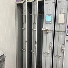 オフィス用4人用ロッカーの画像