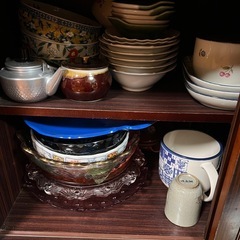 食器棚と食器の画像