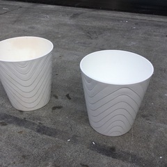 計33個【中古】プラスチック植木鉢(白／波ﾃﾞｻﾞｲﾝ) 　2サイズ(10号＆8号)　販売中！の画像