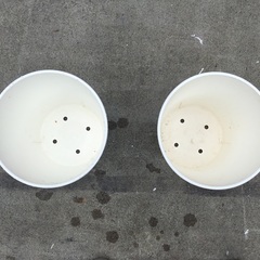 計33個【中古】プラスチック植木鉢(白／波ﾃﾞｻﾞｲﾝ) 　2サイズ(10号＆8号)　販売中！の画像