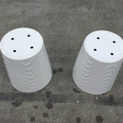 計33個【中古】プラスチック植木鉢(白／波ﾃﾞｻﾞｲﾝ) 　2サイズ(10号＆8号)　販売中！の画像