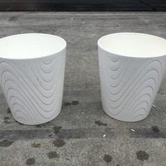 計33個【中古】プラスチック植木鉢(白／波ﾃﾞｻﾞｲﾝ) 　2サイズ(10号＆8号)　販売中！の画像