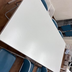 事務用テーブルの画像