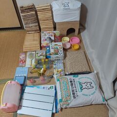 大量の小動物用品の画像