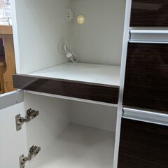 【モイス加工で湿度に強い！】 キッチンボード 松田家具 ダイニングボード レンジボード 食器棚 鏡面仕上げ スライド扉 幅116.7cm モイス加工付き 一部ソフトクローズ式：ホワイト/ダークブラウンの画像