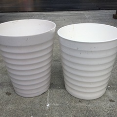 計60個【中古】プラスチック植木鉢(白／しましまﾃﾞｻﾞｲﾝ) 　2サイズ(10号＆8号)　販売中！の画像