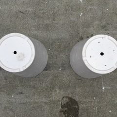 12個【中古】プラスチック植木鉢(白／でこぼこﾃﾞｻﾞｲﾝ) 約8号　販売中！の画像