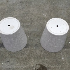 12個【中古】プラスチック植木鉢(白／でこぼこﾃﾞｻﾞｲﾝ) 約8号　販売中！の画像