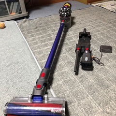 Dyson V7 ① モーターヘッド ＋ ノズル2本セット ＋ 壁取付充電スタンド  発送不可の画像