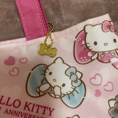 キティちゃんのチャーム付きトートバッグの画像