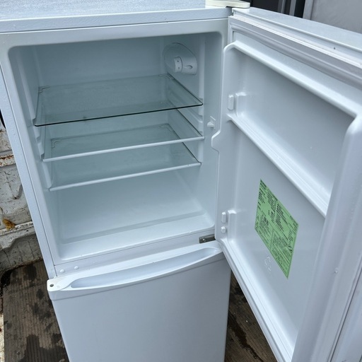 冷蔵庫20年式　142L まだまだ使えます、多少傷はあります、簡単に掃除しました