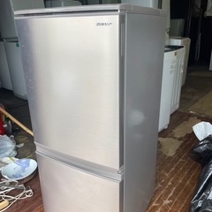  北九州市内配送無料　保証付き シャープSJ-D14E-N 冷蔵庫 ブロンズ系 [137L /2ドア /右開き/左開き付け替えタイプ] の画像