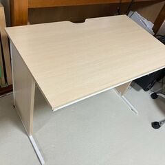デスク（同デザインのもの複数台ありますの画像