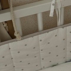 IKEAのベビーベッドとマットレスの画像