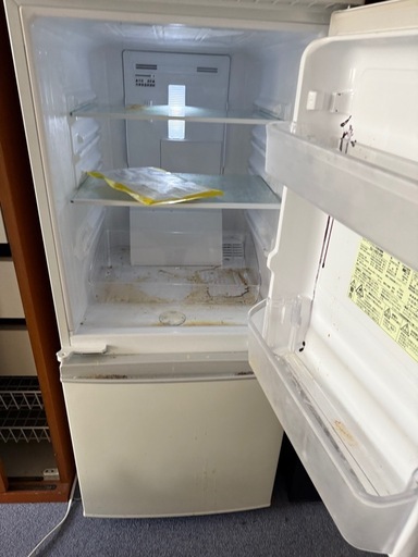 コンパクトな冷蔵庫137ℓシャープ製