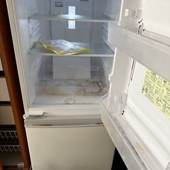 コンパクトな冷蔵庫137ℓシャープ製の画像