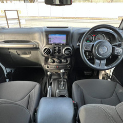 ローンは毎月19,500円～　ジープ　ラングラーアンリミテッド スポーツ　切り替え式４ＷＤ　カロッツェリアナビゲーション　Ｂｌｕｅｔｏｏｔｈ　地デジＴＶ　バックカメラ　キーレス　クルーズコントロール　ルーフオープン可能　ボディ同色フェンダーの画像