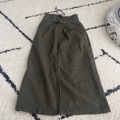 カーキーのスカートの画像