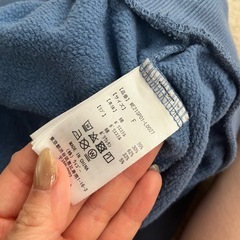 ブルーのパーカーの画像