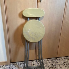 折りたたみ椅子の画像